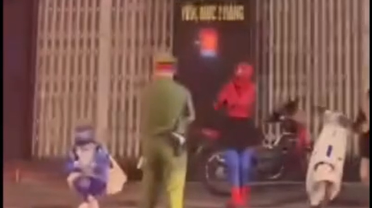 ‘Người Nhện’ xuống phố đi bão, quên đội mũ và cái kết khiến dân mạng phì cười