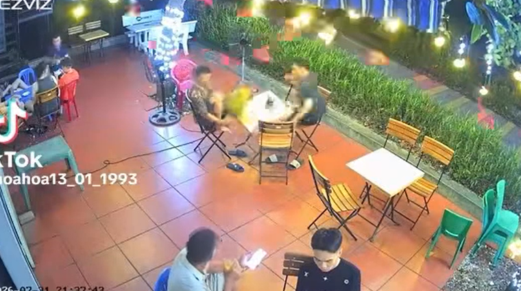 Đang uống cà phê, người đàn ông bất ngờ 'nhận lộc từ trên trời rơi xuống'