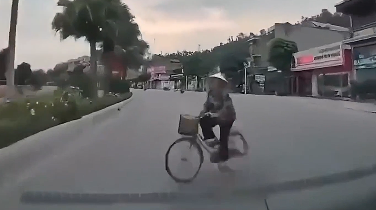 Người đi xe đạp bị ô tô chạy 85km/h tông văng trên đường