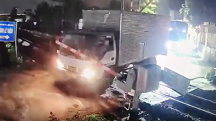 Thót tim cảnh xe tải thoát nạn trong gang tấc trước khi tàu hỏa lao tới