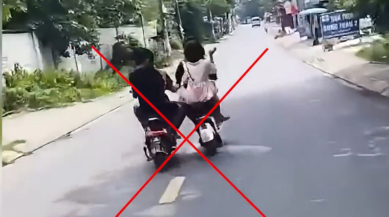 Thót tim clip nhóm thiếu niên chạy xe điện dàn hàng, 'so kè' giữa phố